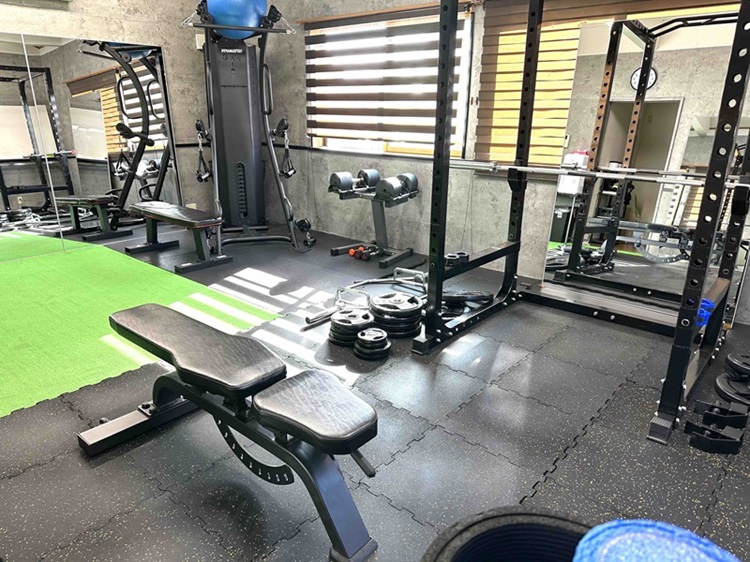 SUNFITジムの室内風景