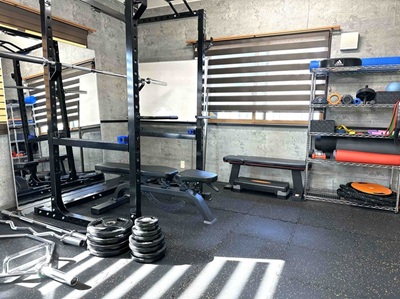 戸畑のSUNFITパーソナルジムに完備されたウェイトマシン設備