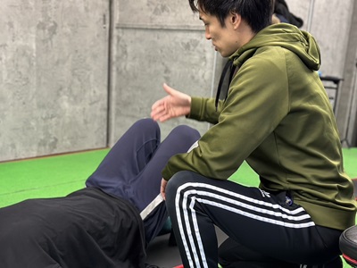 高谷俊作トレーナーの写真